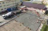 Práce na výstavbe telocvične v meste Gbely 26.4.2021  /  foto zdroj NaZahori.sk     