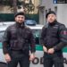 Policajti npráp. Mgr. Jaroslav Kalay a npráp. Jozef Šišolák zachránili muža, ktorému hrozilo podchladenie. Zdroj: Polícia SR