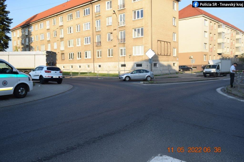 Policajti riešili zo Senice zrážku skútru a auta Kia Sportage v meste Holíč. Zdroj: Polícia SR