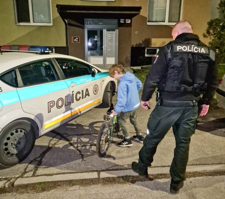 Policajti zachránili dvoch malých cyklistov z Kopčian a Holíča. Zdroj: Polícia SR
