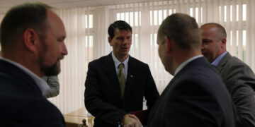 Minister zdravotnítva SR Michal Palkovič (v strede) na stretnutí v Senici s primátorom mesta Martinom Džačovským (vpravo) a predsedom TTSK Jozefom Viskupičom (vľavo). Zdroj: Nazahori.sk
