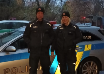 Policajti z Obvodného oddelenia PZ Holíč, por. Stanislav a nstržm. Bc. Tamara, poskytli staršiemu mužovi prvú pomoc. zdroj: KR PZ v TT