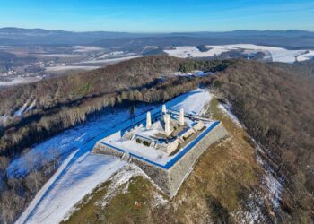 Mohyla M.R.Štefánika na Bradle foto autor Vladimír Miček NaZáhorí