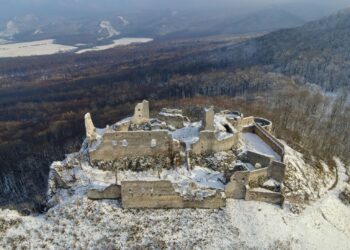 Plavecký hrad v zime zdroj foto: Autor Vladimír Miček NaZáhorí