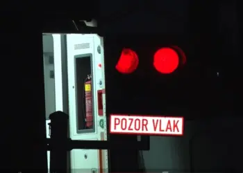 ilustračné foto vlak večer