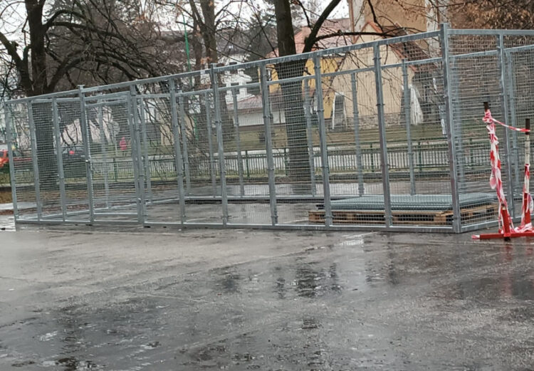 Kovová klietka stojisko Myjava zdroj Facebook