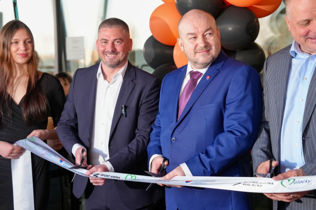 Slávnostné prestrihnutie pásky počas otvorenia Šport arény - primátor mesta Malacky Juraj Říha (vľavo) a minister cestovného ruchu a športu Rudolf Huliak.
