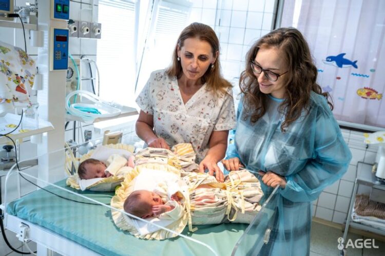 Sestrička Mária Srholcová s mamičkou a jej dvojičkami foto Nemocnica Agel Skalica