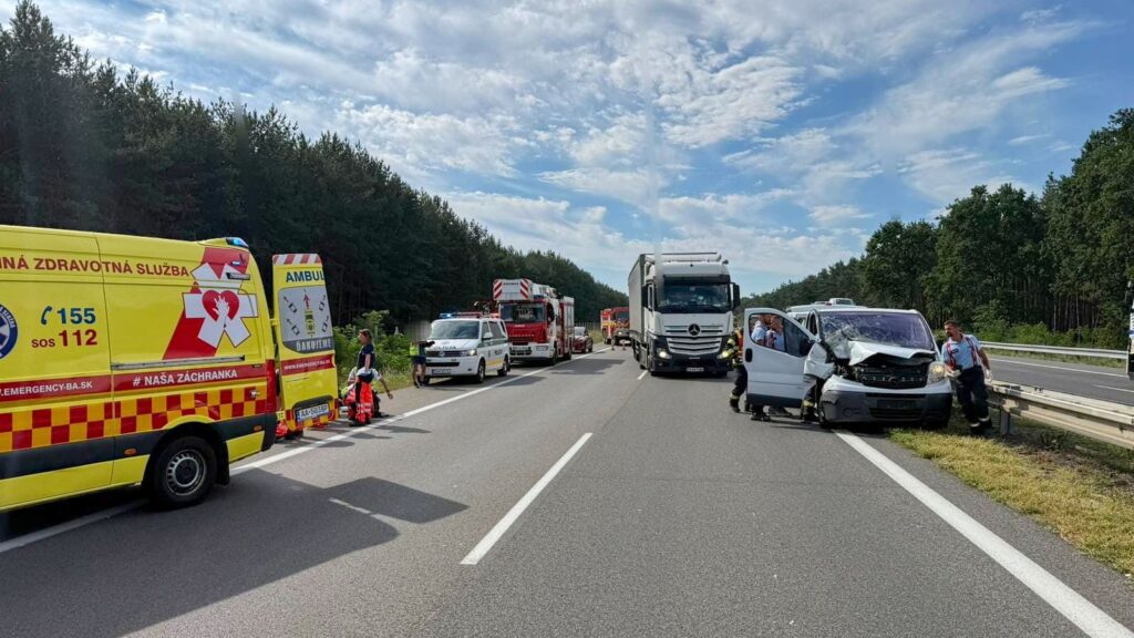 D2 blokovaná po nehode Zdroj: KR PZ Bratislava