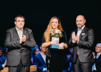 Miroslava Gánovská (v strede), vľavo vicežupan Rastislav Mráz a vpravo župan Jozef Viskupič Zdroj: TTSK