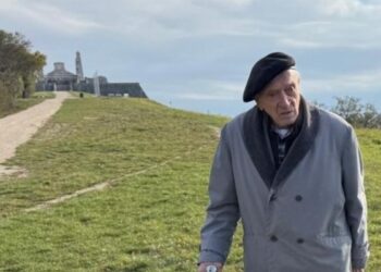 Pán Branislav Tvarožek pri Mohyle M.R.Štefánika na Bradle zdroj: Mesto Brezová pod Bradlom