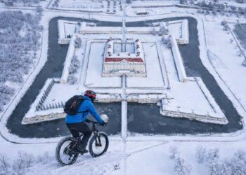 Holíčsky zámok a cyklista reprofoto autor zdroj Vlado Miček NaZáhorí