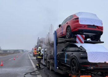 Autentické foto požiar vozidla na D2 zdroj: KR PZ v BA