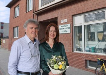 Odchádzajúci konateľ MPS Ján Bachura a nová riaditeľka  Nora Černáčková. reprofoto zdroj fotiek mesto Senica