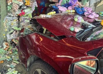 Auto skončilo v predajni. Zdroj polícia Bratislavský kraj.