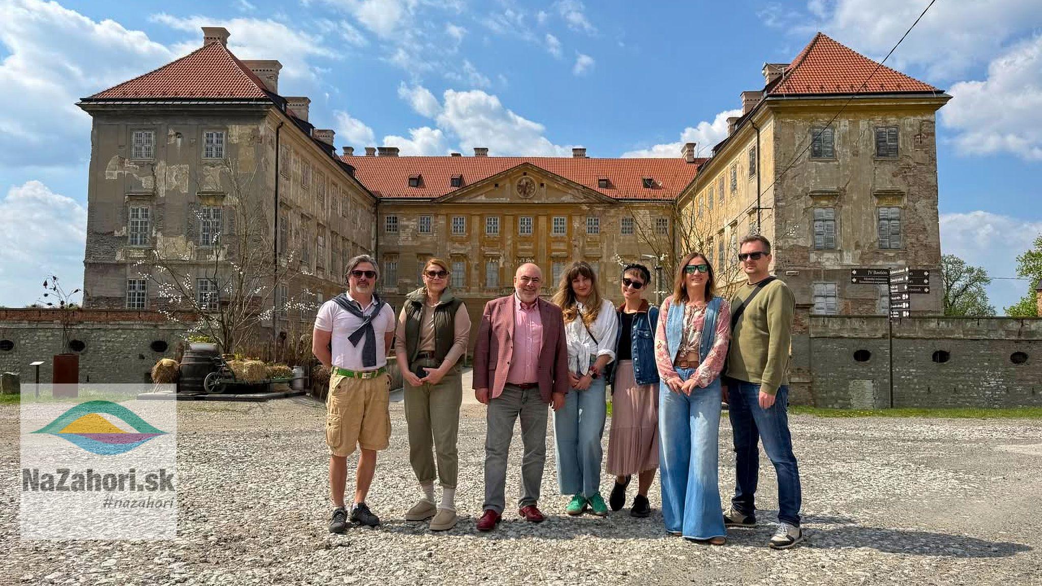 Poľskí novinári na Holíčskom zámku s primátorom mesta Holíč Zdenkom Čambalom a jeho zástupkyňou Lenkou Látalovou.