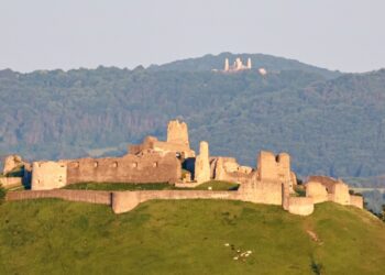 Hrad Branč s pohľadom na Bradlo s Mohylou M.R.Štefánika foto: Vladimír Miček NaZáhorí