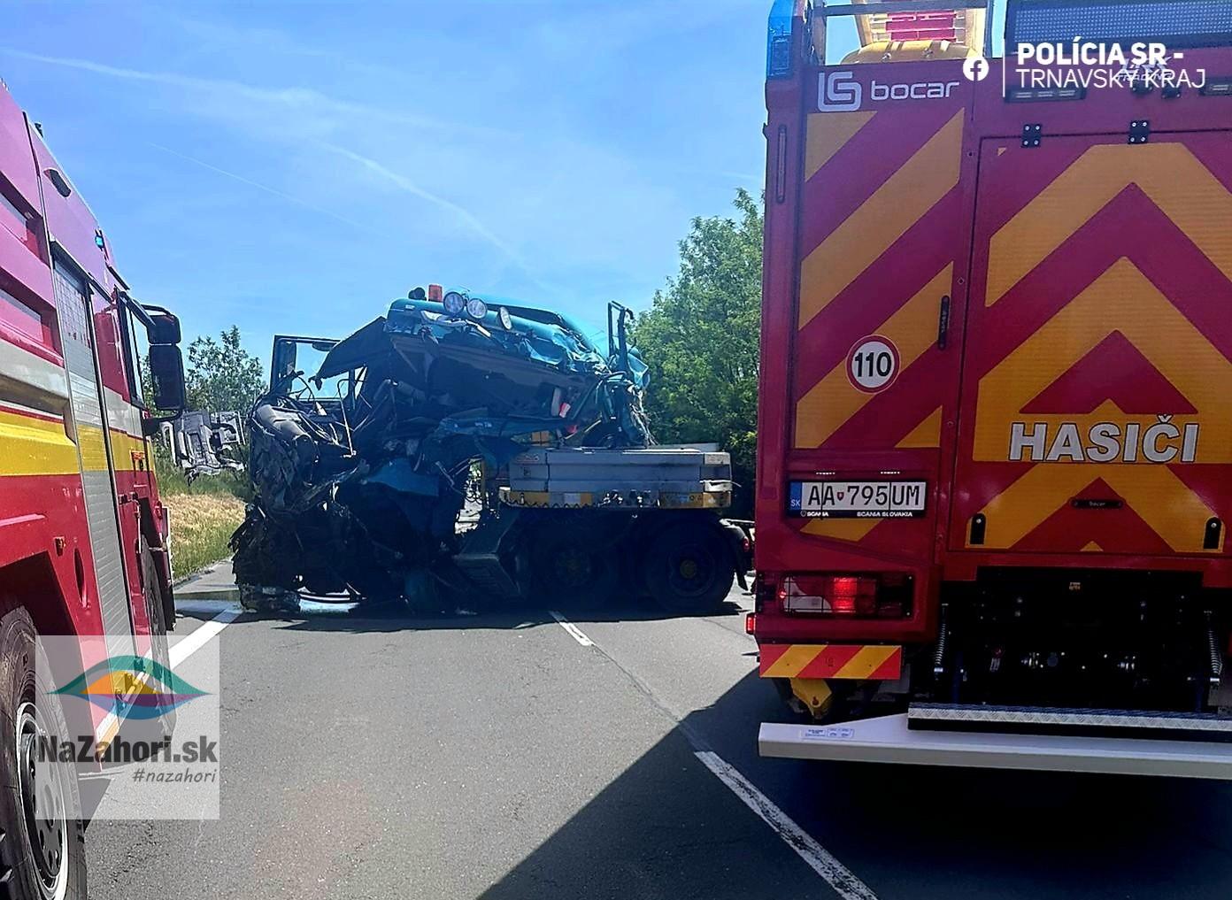 Nehoda kamiónov a osobáku na Záhorí zdroj: KR PZ v TT