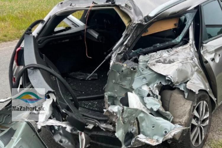 Auto po zrážke s vlakom zdroj foto KR PZ v BA