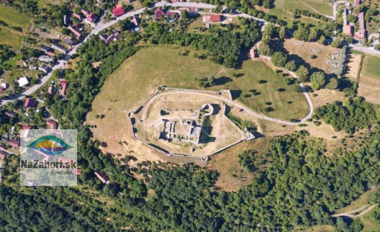 Hrad Branč a časť obce Podbranč - Podzámok z hora zdroj: autor Vlado Miček NaZáhorí