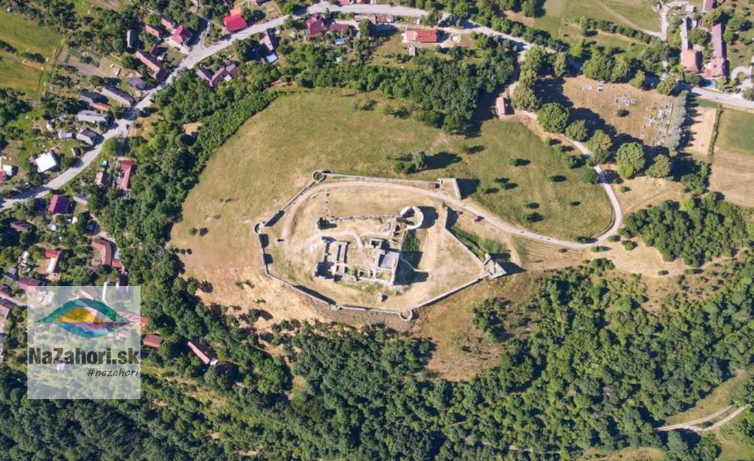 Hrad Branč a časť obce Podbranč - Podzámok z hora zdroj: autor Vlado Miček NaZáhorí