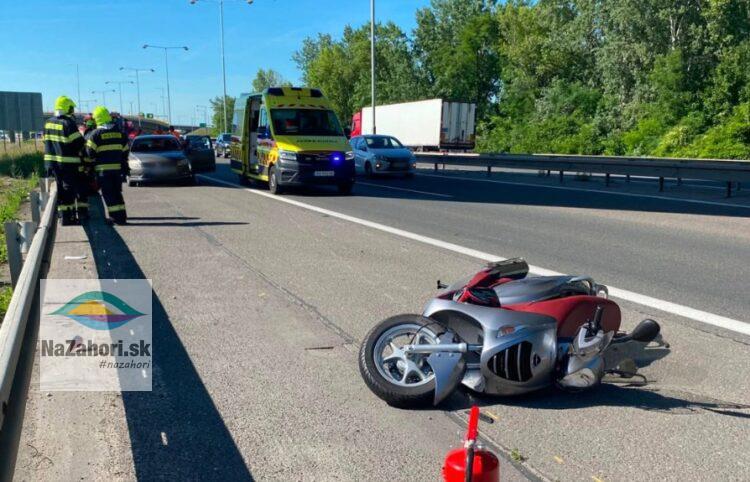 Nehoda na D2 motorka auto zdroj: KR PZ v Bratislave