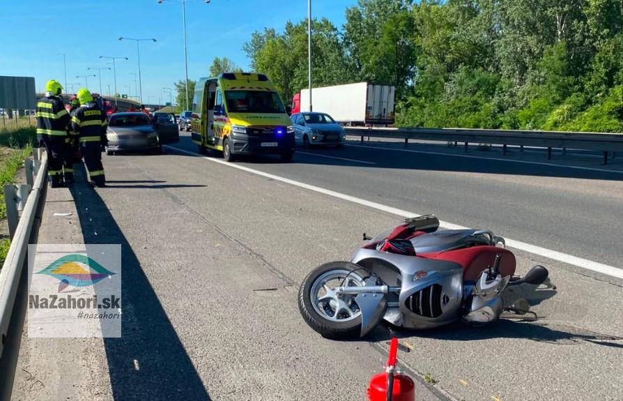 Nehoda na D2 motorka auto zdroj: KR PZ v Bratislave