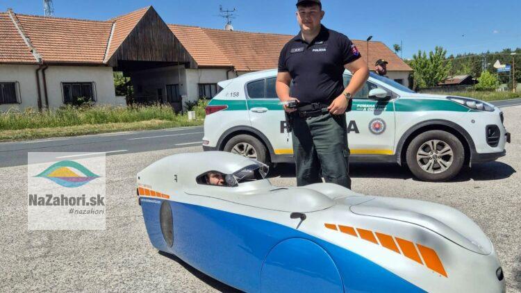 Policajná hliadka z Brodského kontroluje netradičný velomobil na trase pri Gbeloch. Foto: Polícia SR - Trnavský kraj