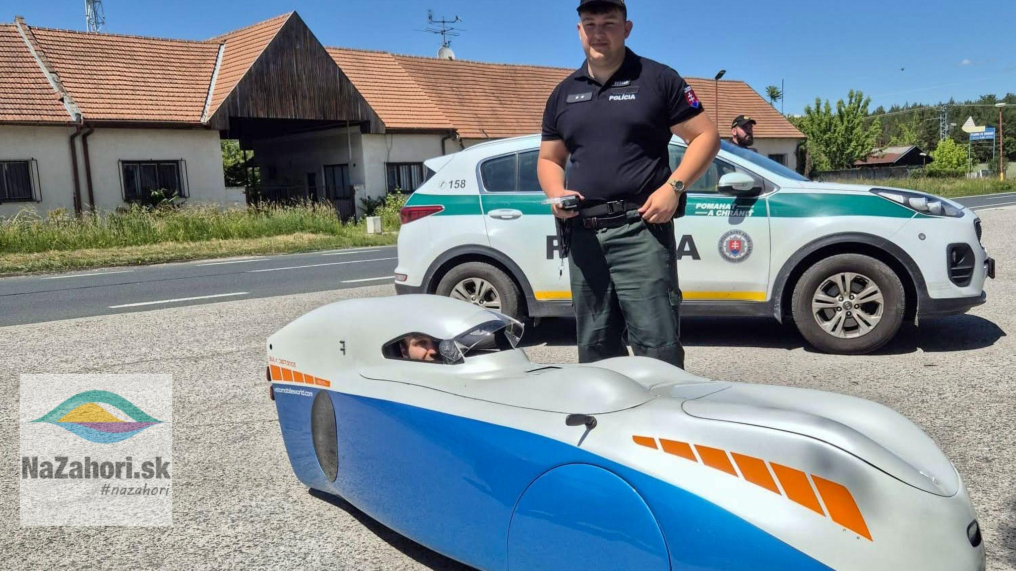 Policajná hliadka z Brodského kontroluje netradičný velomobil na trase pri Gbeloch. Foto: Polícia SR - Trnavský kraj