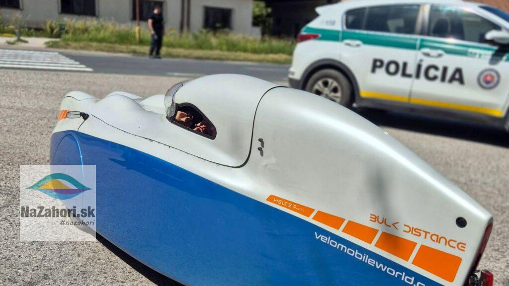 Policajná hliadka z Brodského kontroluje netradičný velomobil na trase pri Gbeloch. Foto: Polícia SR - Trnavský kraj