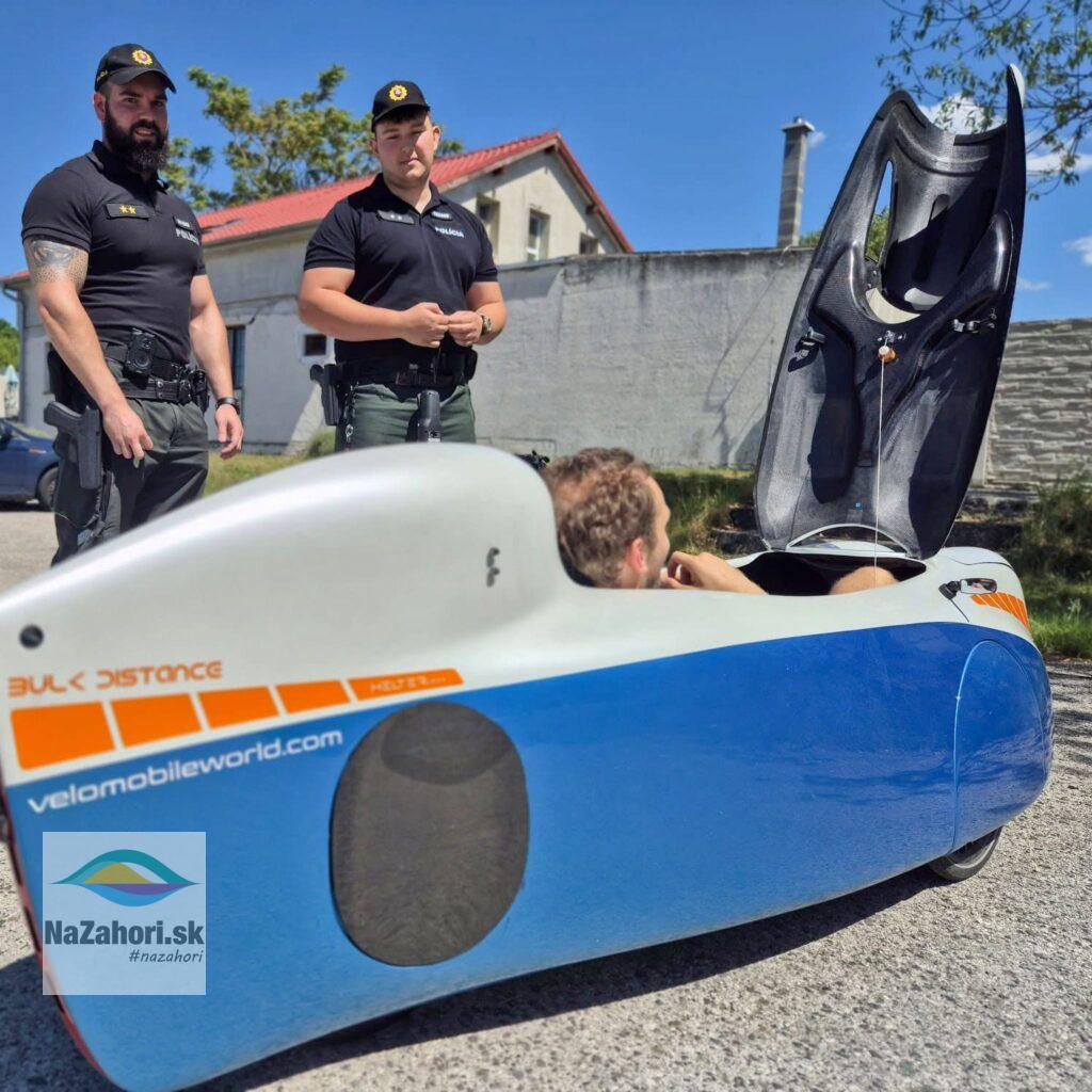 Policajná hliadka z Brodského kontroluje netradičný velomobil na trase pri Gbeloch. Foto: Polícia SR - Trnavský kraj
